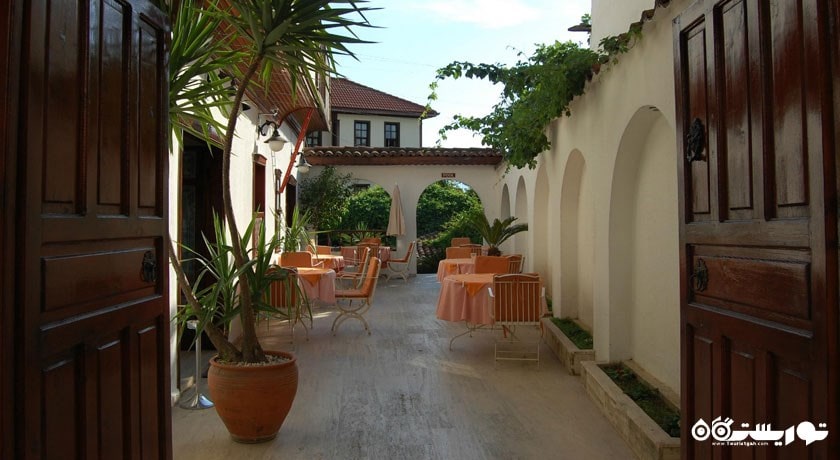 ورودی رستوران فضای باز هتل